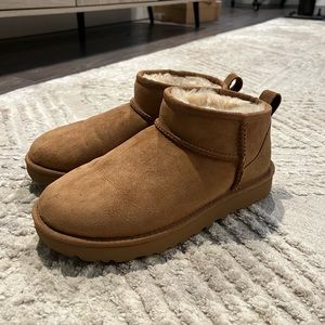 COPY - Classic Ultra Mini Uggs (size 6)